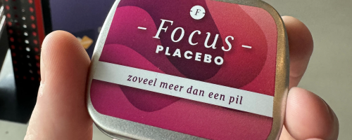 De placebo werkt echt: Andrea Evers over de kracht van het placebo-effect op het NPO Podcast Festival